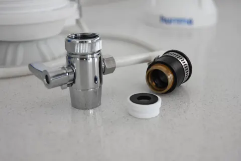 Llave derivadora y adaptadores incluidos